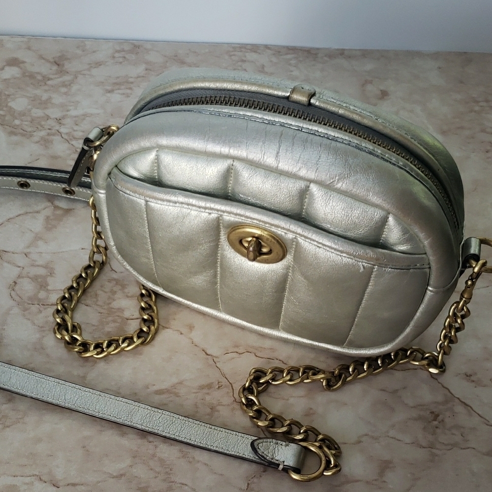 Elegant Silver Crossbody Bag - Picture 2 of 7